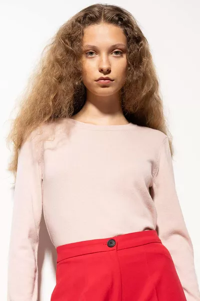 Пуловер с обикновена кройка, мека текстура, класическо обло деколте, основен плетен модел WN