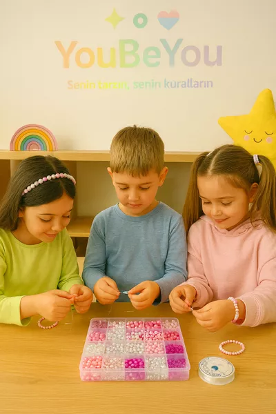 Комплект за създаване на бижута с розови мъниста и фигурки за деца, гривни и колиета с перлени мъниста