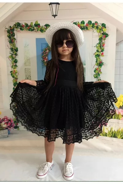 فستان أميرة بتطريز دانتيل وقبعة سوداء للبنات