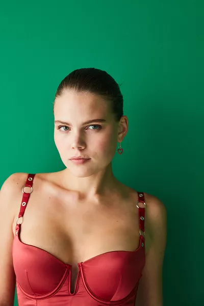 Червен сатенен бралет с метални презрамки