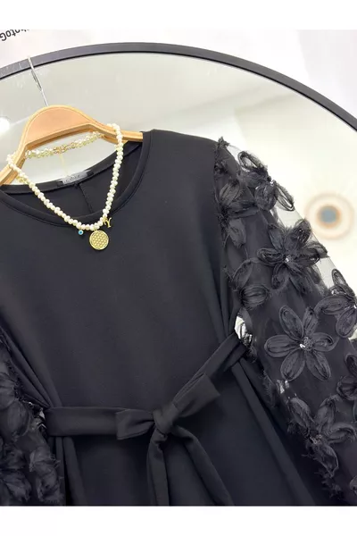 فستان بأكمام من التول مزين بالزهور 