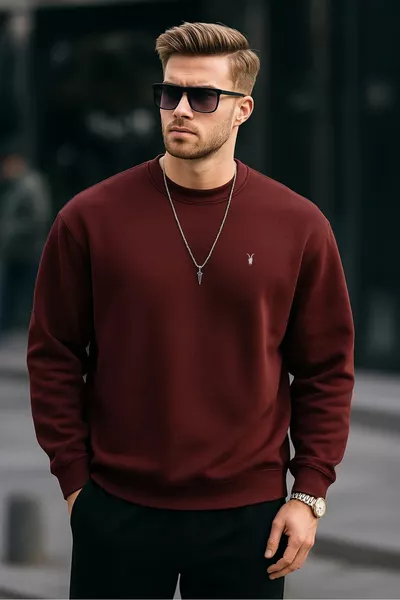 سويت شيرت رجالي عنابي اللون بقصة كلاسيكية وياقة دائرية مريحة