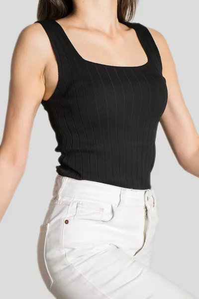 بلوزة نسائية بلا أكمام سوداء مضلعة من أر فيلا، صدرية صيفية رقيقة بحمالات سميكة وياقة مربعة