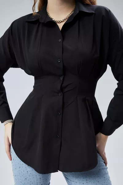 قميص أسود نسائي بأزرار وطيّات عند الخصر