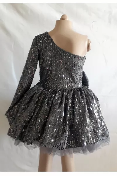 Вечернее платье с одним рукавом и пайетками