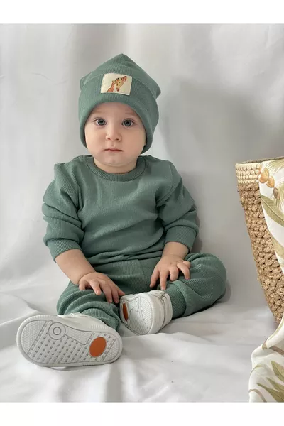 طقم ثلاثي بقبعة