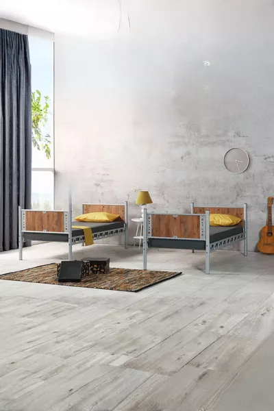 Chambre d'enfant élégante pour garçon avec lits superposés en métal et cadre de lit en bois