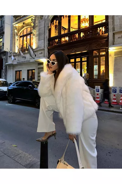 Мягкая на ощупь oversized премиальная плюшевая белая куртка