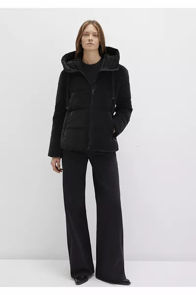 سترة مبطنة سوداء بغطاء رأس 