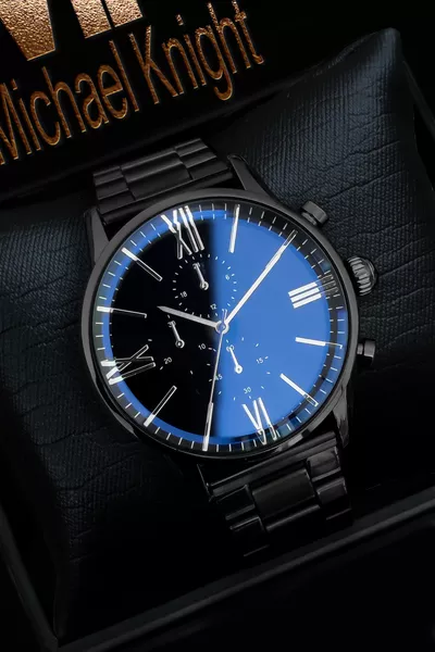 ساعة يد بسوار معدني في علبة خاصة