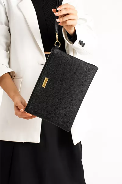 Клатч с ручкой на плечо и черными металлическими аксессуарами,  см