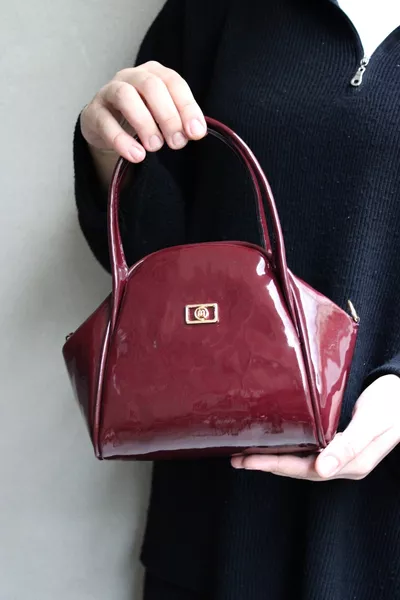 Бордова дамска мини чанта за ръка и рамо от изкуствен лак