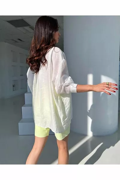 Camicia oversize a spalle scivolate, realizzata in lino al %