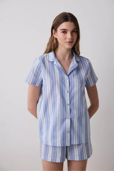 طقم بيجاما أزرق مخطط يتكون من قميص وسروال قصير للسفر