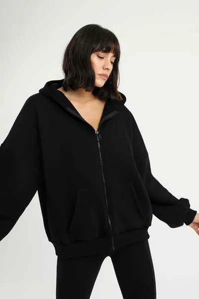 سترة سوداء بسحّاب