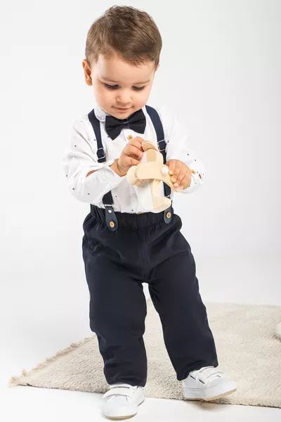 Ensemble bébé 4 pièces avec grenouillère, chemise, nœud papillon et salopette