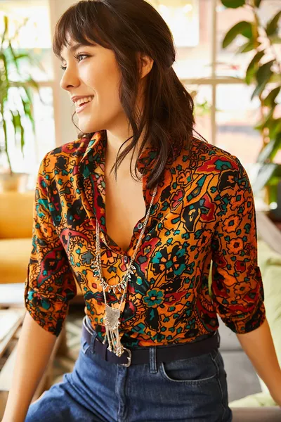 Женская рубашка из тканого вискозного материала с рукавами с подгибкой горчичного цвета 