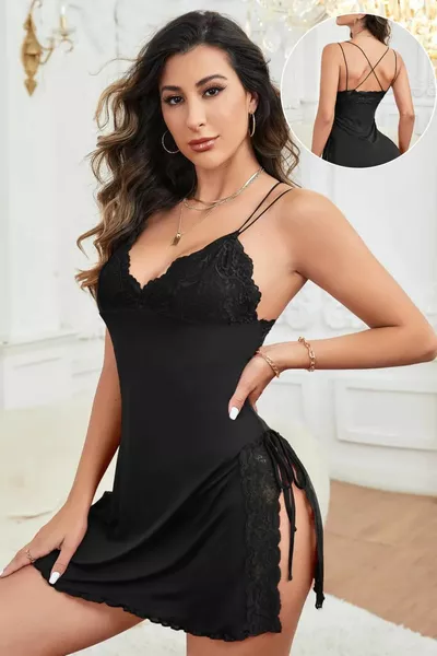 Nuisette élégante pour femme noire avec bande croisée, fente latérale et détails en dentelle
