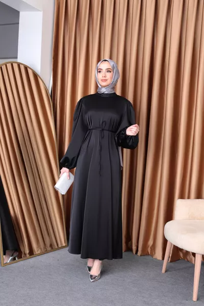 Robe voilée oversize à manches ballon en satin avec ceinture et bordure