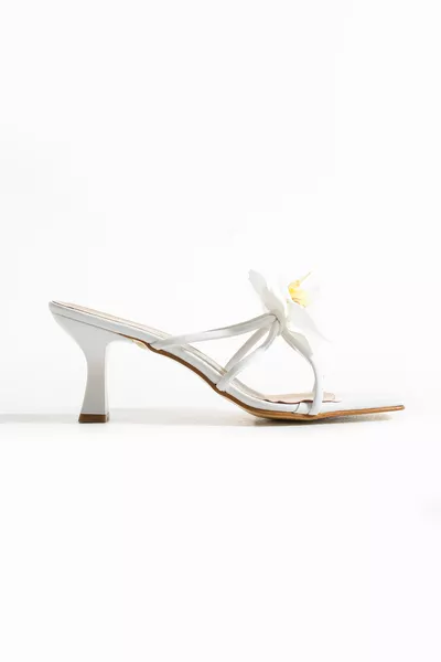 صندل نسائي بكعب بتفاصيل أوركيد أبيض أرليس