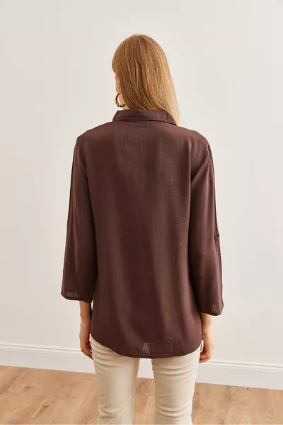 قميص كتان نسائي بني بأكمام مطوية 