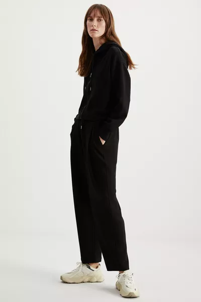 سويت شيرت قصير أسود نسائي من جيل، بقصة مريحة، بغطاء رأس وسحاب، من قماش ممتاز محاك