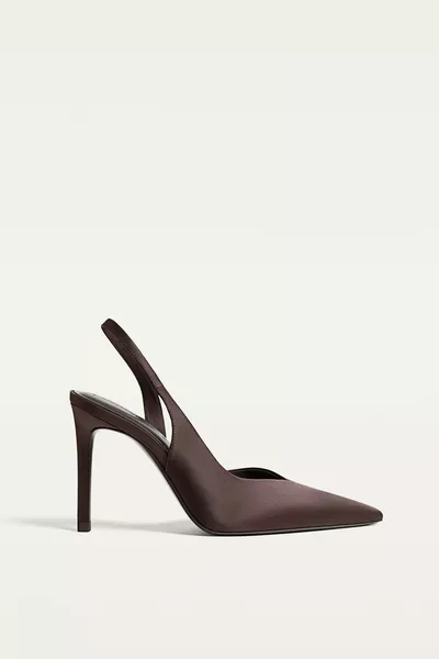 حذاء بكعب عالي بمظهر ساتان