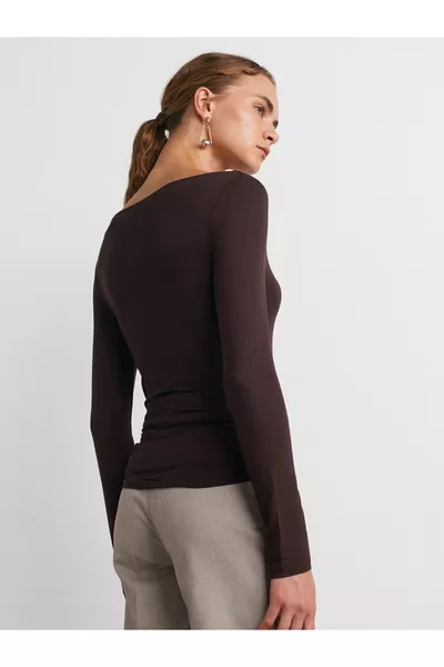  قميص بقبة مائلة وأكمام طويلة - بني داكن
