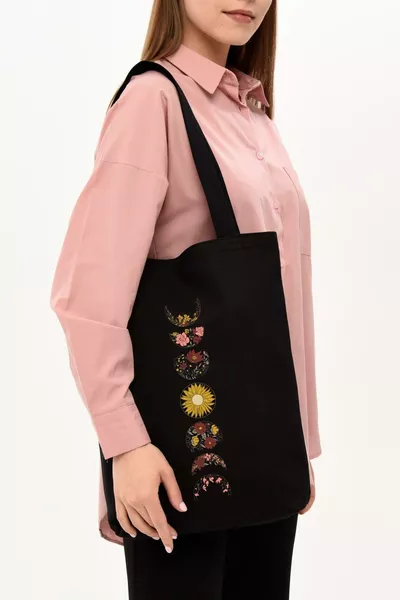 حقيبة قماش سوداء بنصف قمر مطبوع