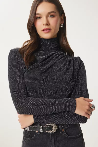 بلوزة نسائية رملية بياقة عالية وتفاصيل كشكش باللونين الأسود والرمادي 