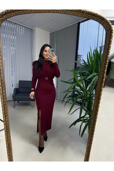 Abito a matita bordeaux con fibbia quadrata dorata