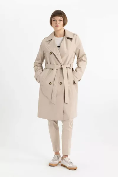 معطف واقٍ من المطر موسمي بحزام وجيوب وأكتاف مزينة أزرار وياقة مزدوجة SP