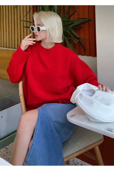 كنزة من صوف بقبة دائرية حمراء وموديل واسع