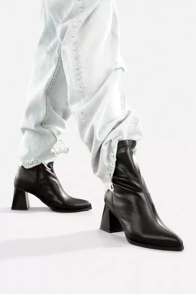 حذاء نسائي أسود بأصبع مدبب وكعب سميك مطاطي