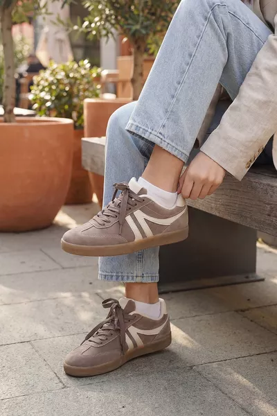 حذاء رياضي نسائي بسير رباطي ونعل مسطح تيونيون لون فيزون من الجلد المدبوغ