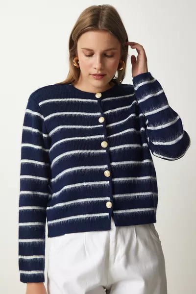 كارديغان نسائي أنيق مخطط بأزرار بلون كحلي وأبيض 