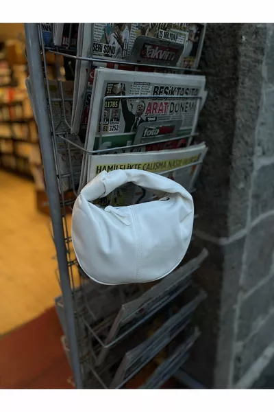 حقيبة يد نسائية بيضاء صغيرة مع عقدة