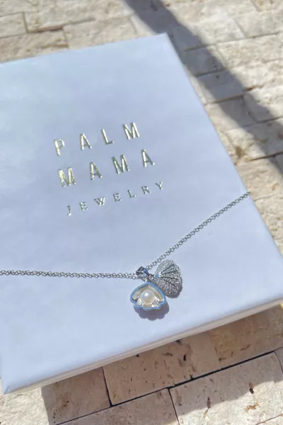 قلادة Palm Mama Jewelry مصنوعة من الفضة بفصوص زركون وتفاصيل من صدف البحر واللؤلؤ، مصنوعة من الفولاذ المقاوم للصدأ ومزودة بصندوق