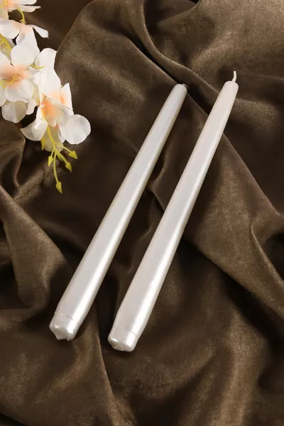 Перлен цвят 2 броя свещници с мидено конусовидна свещ