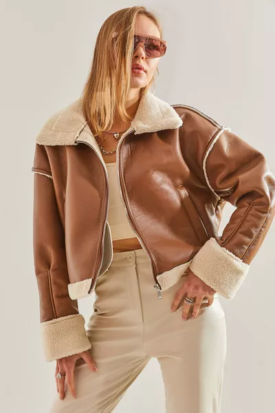 Женская кожаная куртка с мехом и боковыми карманами