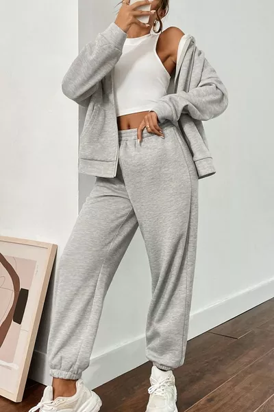 طقم رياضي نسائي بسويت شيرت رمادي وبنطال