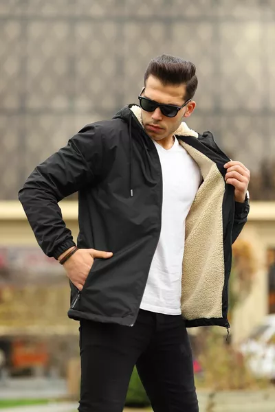 معطف واق من المطر للجنس الذكري مع جيوب، بغطاء رأس مبطن بالفرو ومقاوم للماء