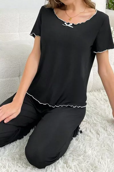 Schwarzes Baumwoll-Pyjama-Set mit Rüschen- und Schleifendetails und kurzen Ärmeln