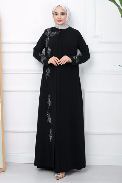 فستان أم بأحجام كبيرة مرصع بأوراق باللون الأسود 