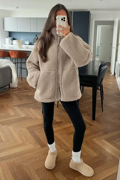 Кафяво плюшено яке с прави яки и джобове 