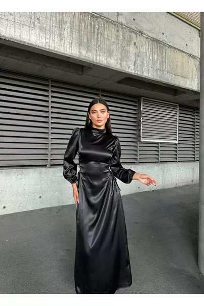 Robe de soirée en satin noire avec lien à nouer sur le côté 