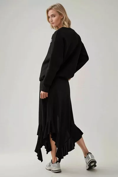 تنورة ماكسي غير متماثلة بأطراف دانتيل