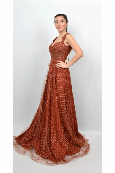 Женское платье кирпичного цвета с квадратным рисунком на талии