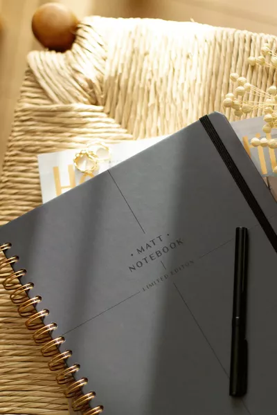  см  Блокнот с жёсткой обложкой, на пружине с резинкой, в клетку