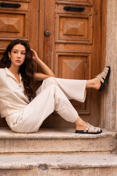 صندل نسائي من المخمل الصناعي من صنع فينوسيا، مريح وأنيق، بتفاصيل إبزيم ذهبي